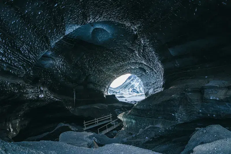 Cover Image for Capturing the Beauty of Icy Adventures: Tips for Photographers