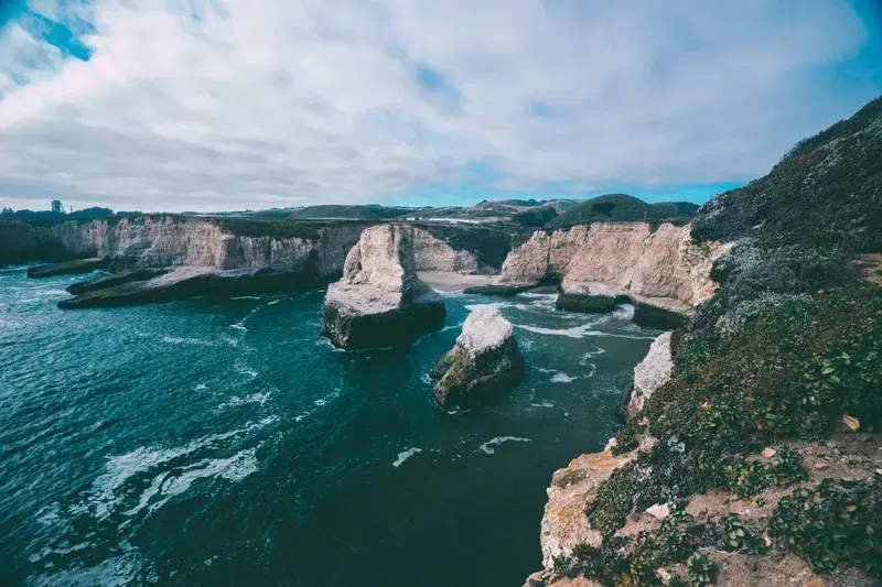 Cover Image for Capturing Nature's Beauty: Tips for Photographing Cliffs and Beaches