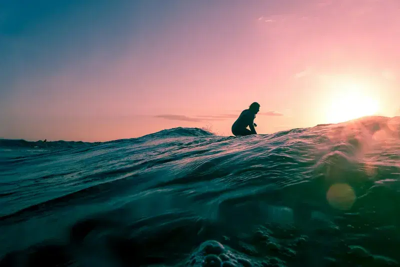 Cover Image for Capturing the Perfect Surf Photo: Tips for Shooting During Golden Hour