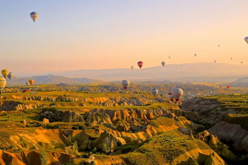 Cover Image for Capturing the Sky: Photography Tips for Hot Air Balloon Events