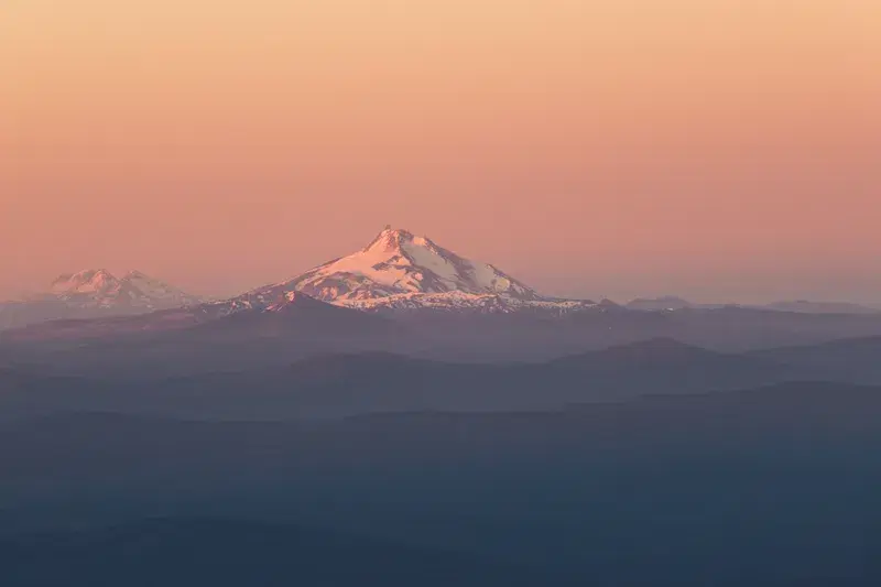 Cover Image for Top Cameras and Lenses for Capturing Majestic Mountain Landscapes