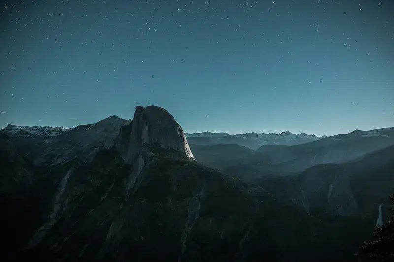 Cover Image for Tips for Shooting Stunning Nighttime Landscapes: A Photographer's Guide